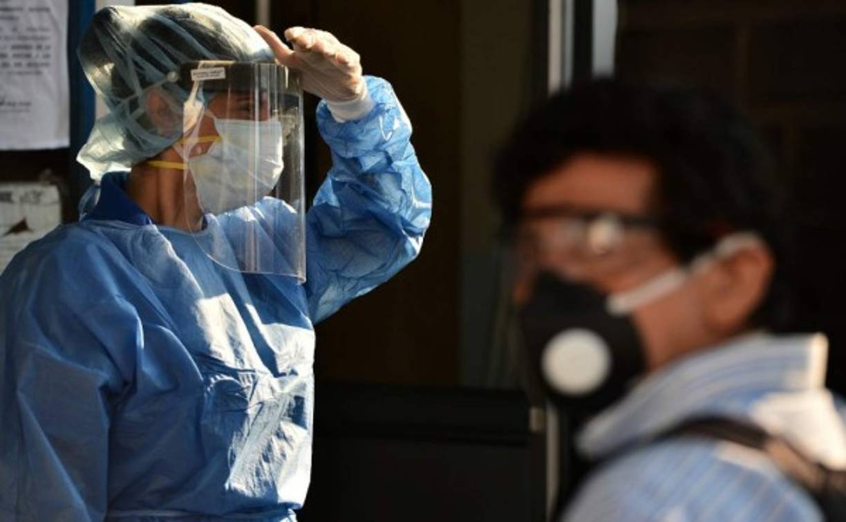 Algo que también preocupa es que dentro del sector salud se han reportado casos de médicos o estudiantes de medicina que habrían sido afectados por un cuadro característico de COVID-19.