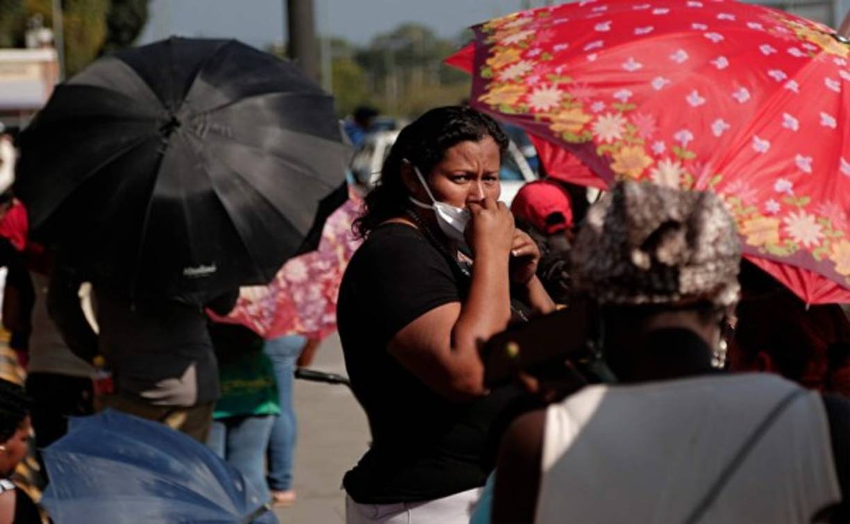 Solo se puede transportar una persona por vehículo y en las agencias bancarias se permitirá el ingreso de hasta tres clientes por cajero a la vez y proporcionar al público gel de manos antes del ingreso de los clientes.