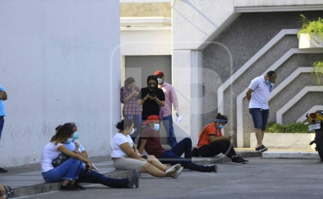 Pobladores de San Pedro Sula, los demás municipios de Cortés, del departamento de Colón y de la ciudad de El Progreso, salieron a las calles este lunes aprovechando que su terminación de identidad es 2.