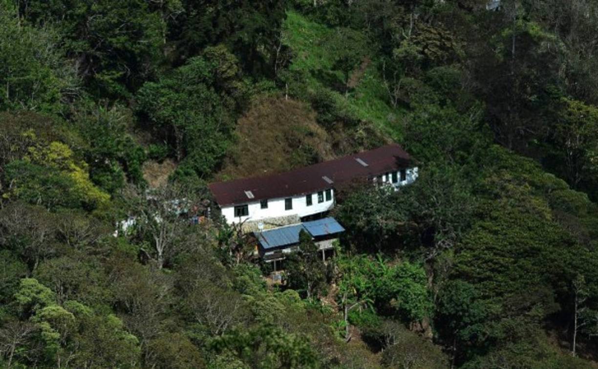 En los alrededores pusieron 36,000 pies de tuberías de agua, una planta para proceso de cianuro, así como talleres mecánicos, eléctricos y de carpintería.