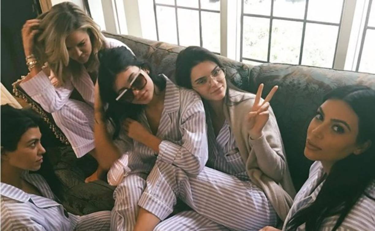 Kendall y Kylie Jenner, Kourtney y Khloé Kardashian estuvieron presentes en el festejo y a través de sus redes sociales, las reinas de Instagram publicaron algunas imágenes de la reunión, cuyo tema fue la película 'Troop Beverly Hills'.