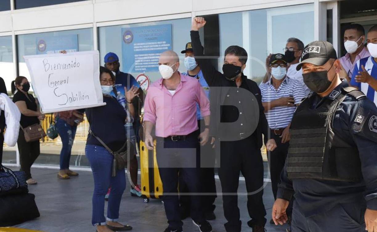 Fue recibido por representantes del nuevo gobierno y custodiado por policías. 