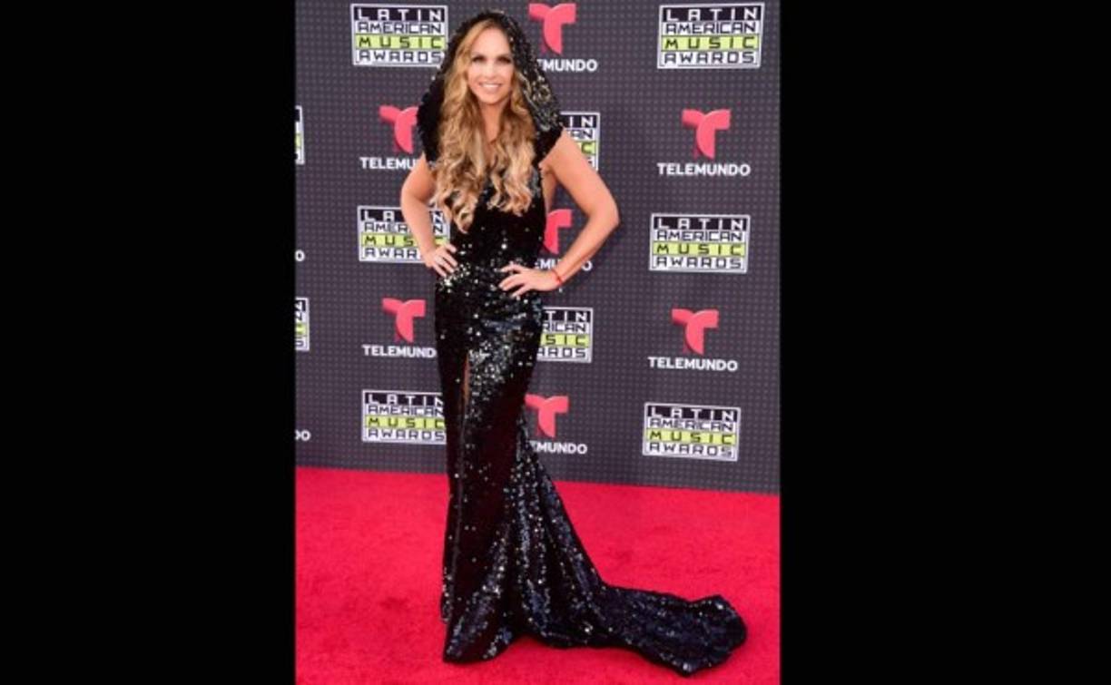 La cantante mexicana Lucero engalanó la premiación. Lució un vestido largo en lentejuelas y con capucha integrada, diseño de la mexicana Jossy Javier.