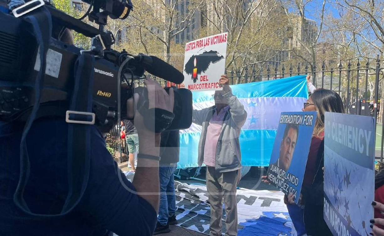 Un adulto mayor levantando un cartel a través del cual demanda “justicia para las víctimas del narcotráfico”. 