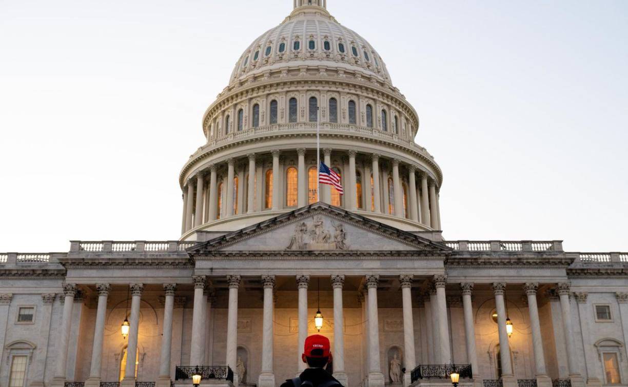 Una vez que terminó de pronunciar esas palabras, una salva de cañones resonó en el Capitolio, seguida por el sonido de Salve al Jefe, el himno personal del presidente de los Estados Unidos.