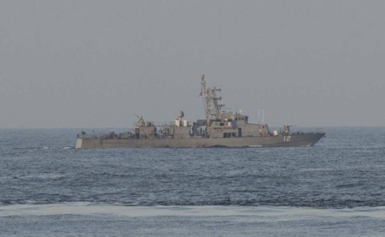 Un buque de la Armada de EUA efectuó hoy disparos de advertencia a un barco patrullero de Irán en aguas del norte del golfo Pérsico, informó a Efe una portavoz del Departamento de Defensa de Estados Unidos. Según esta fuente, el navío iraní, perteneciente, al parecer, a la Guardia Revolucionaria del país persa, se acercó a unos 140 metros del buque de patrulla estadounidense USS Thunderbolt, que reaccionó con los disparos de aviso.
