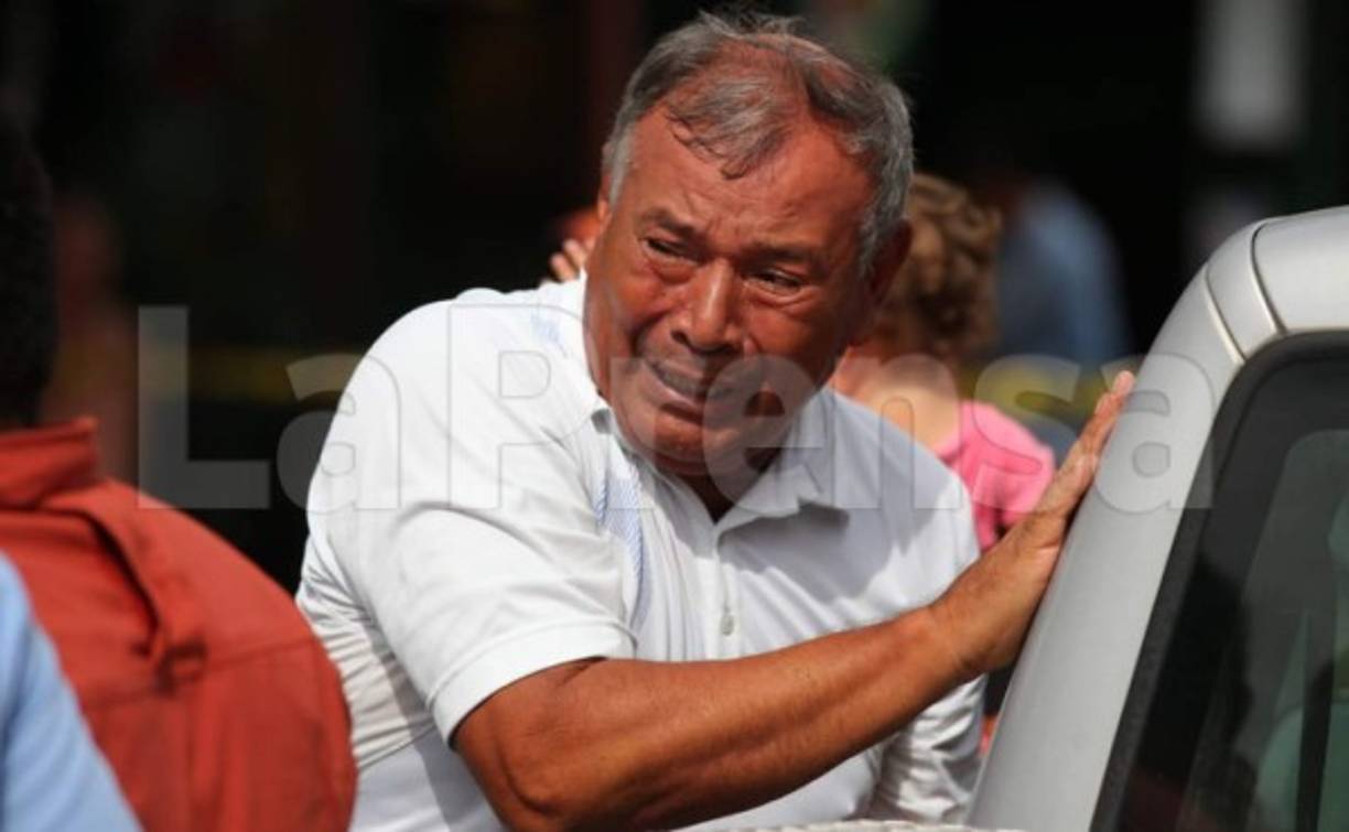 José Efraín 'Pucho' Osorio, exportero del equipo de fútbol Marathón, era hermano de Carlos Iván Osorio Sabillón quien fue asesinado este día en San Pedro Sula. 'Pucho' llegó rápidamente a la agencia donde fue asesinado su pariente, el dolor y la impotencia fue evidente en el rostro del exfutbolista.