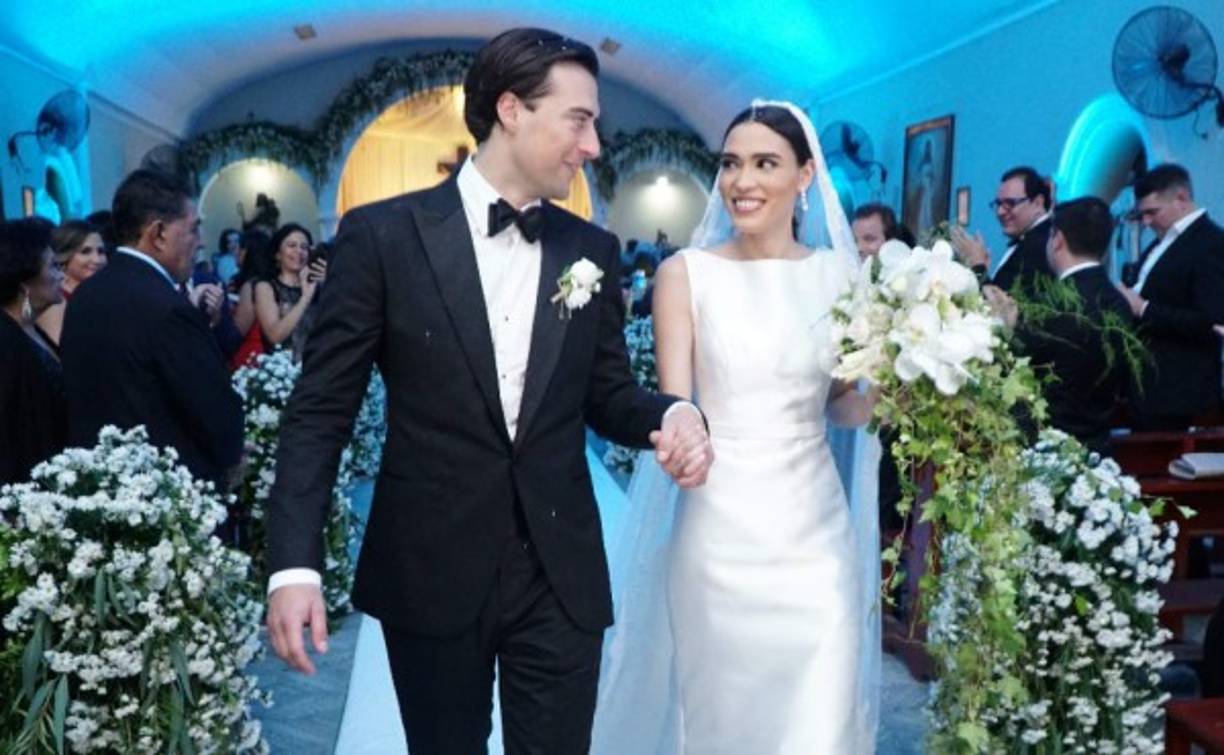 Michael y Nadia, espectaculares y felices al salir del templo tras la linda misa.