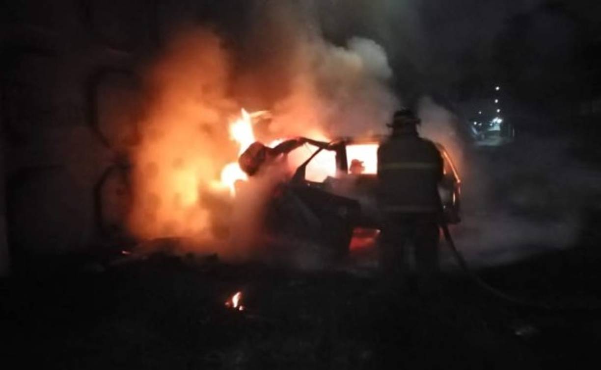 En el reporte del Cuerpo de Bomberos se desconocía inicialmente de la presencial de cuerpos en el automotor cuando este se encontraba en llamas, pero al amanecer y lograr mitigar el fuego descubrieron que había un cuerpo calcinado en el mismo.