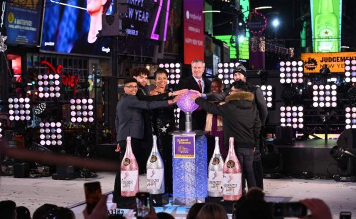 El alcalde de la ciudad de Nueva York, Bill de Blasio, y la primera dama Chirlane McCray asisten a la celebración de la Nochevieja 2020 de Times Square. Foto AFP