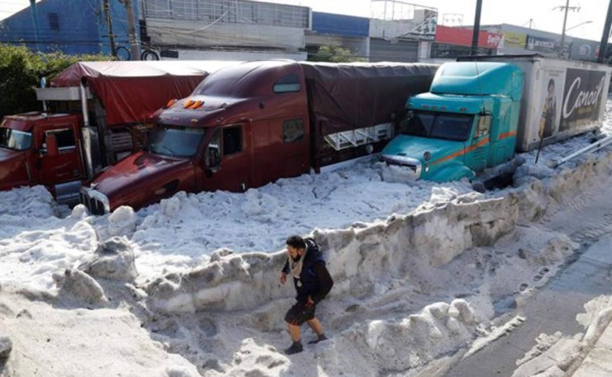 Una fuerte caída de granizo afectó este domingo a la occidental ciudad mexicana de Guadalajara con acumulaciones de hasta metro y medio en algunas zonas y daños a cuando menos 249 viviendas, mientras una tormenta tropical se formó sobre aguas del Pacífico, sin afectar el territorio nacional.<br/>