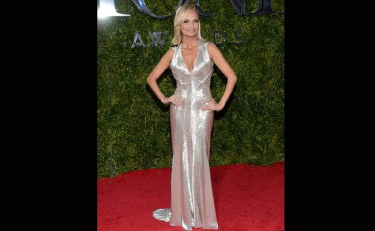 Kristin Chenoweth. Su 'look': Vestido plateado, de Zac Posen.