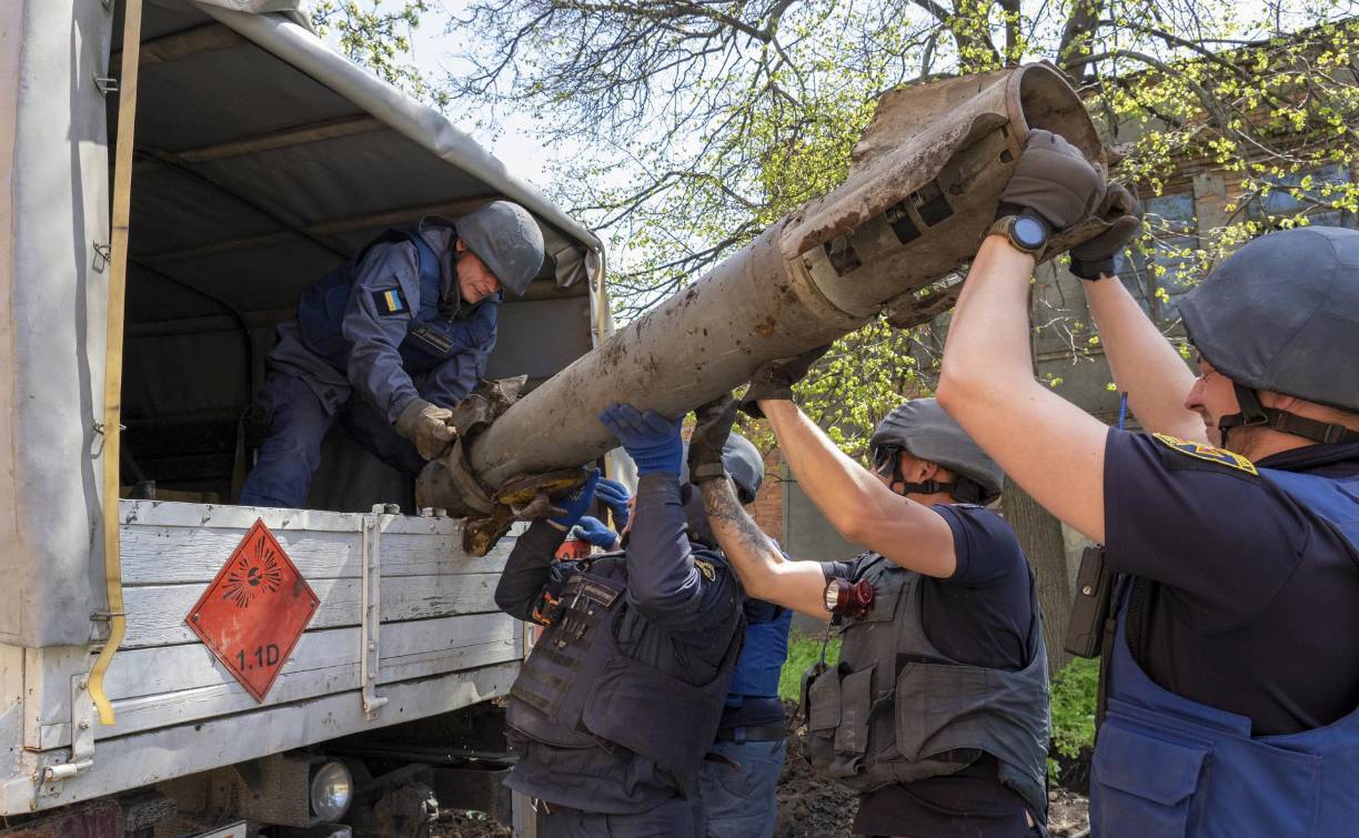 “Es absurdo que Rusia utilice sus aeródromos para bombardear ciudades ucranianas y destruir nuestras infraestructuras críticas, pero nosotros no podemos atacar esos aeródromos para protegernos”, subraya Oleksandr Merezhko, jefe de la comisión de Asuntos Exteriores del Parlamento ucraniano y diputado del partido del presidente Volodímir Zelenski, “Servidor del Pueblo”.