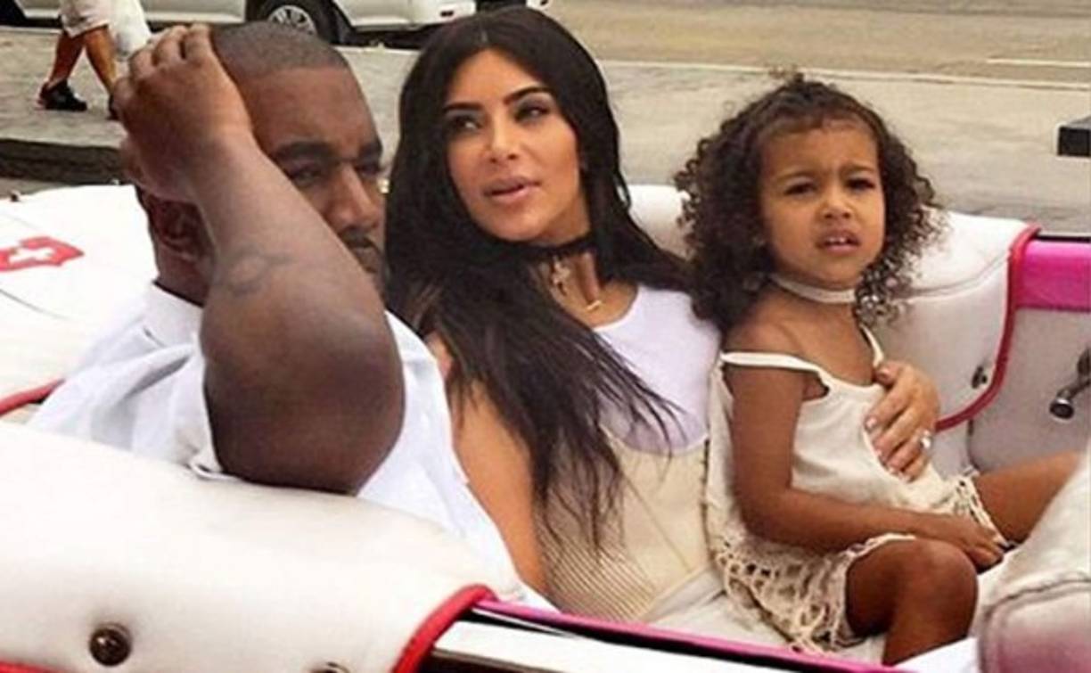 Kim Kardashian con Nort y Kanye West.