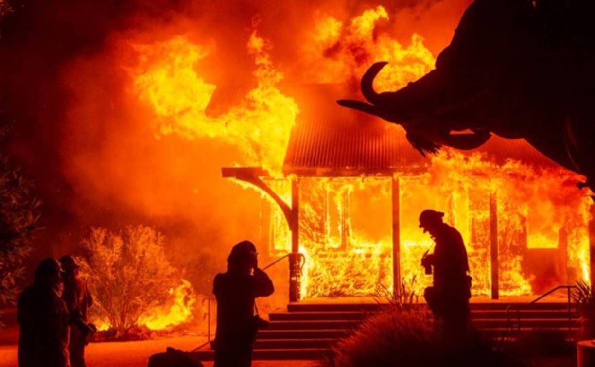 Los bomberos y servicios de emergencia en el norte de California no han logrado controlar un devastador incendio avivado este domingo por los ráfagas de viento de más 144 kilómetros por hora, y que obligó a la evacuación de más de 180.000 personas y ciudades enteras.