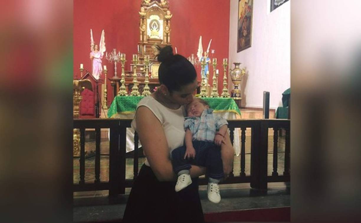 Carolina Lanza llevó a su hijo Thiago a sus 40 días de vida a la Iglesia para presentarlo ante Dios.
