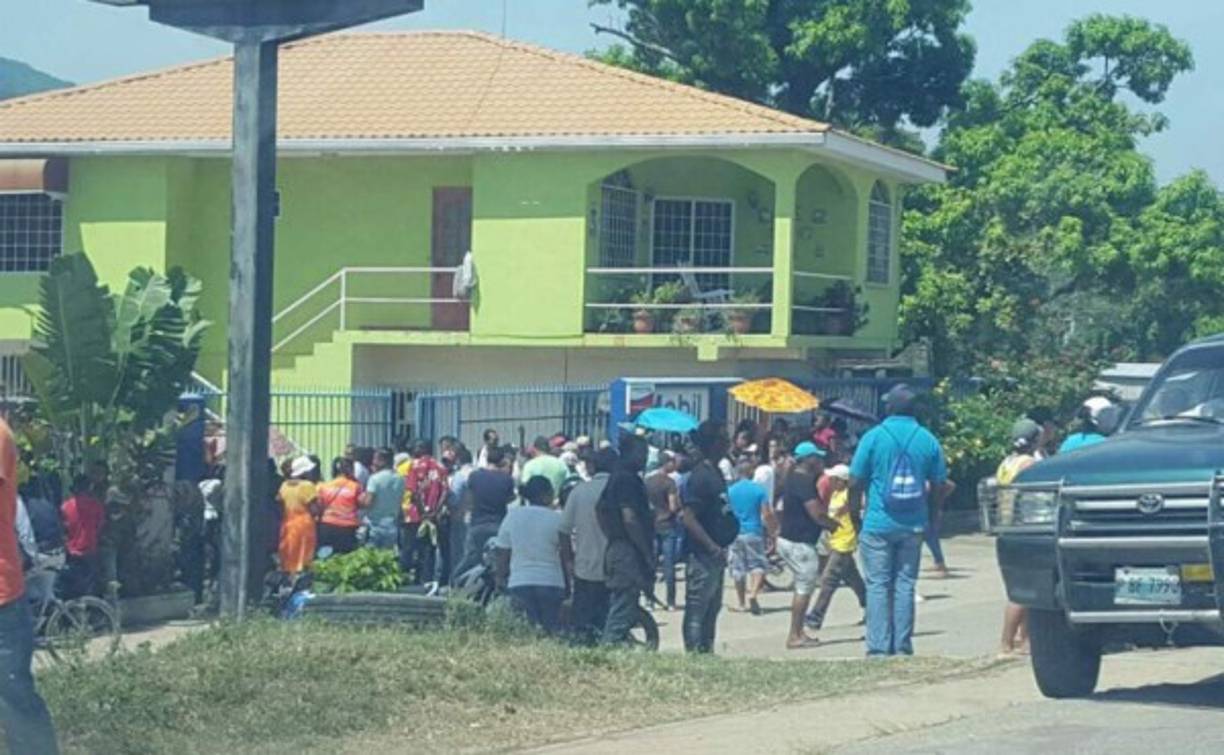 Un comerciante fue asesinado de varios disparos en un car wash en Trujillo, Colón, zona norte de Honduras. La víctima fue identificada con el nombre de Manuel López, quien era propietario del lugar donde fue asesinado por desconocidos.
