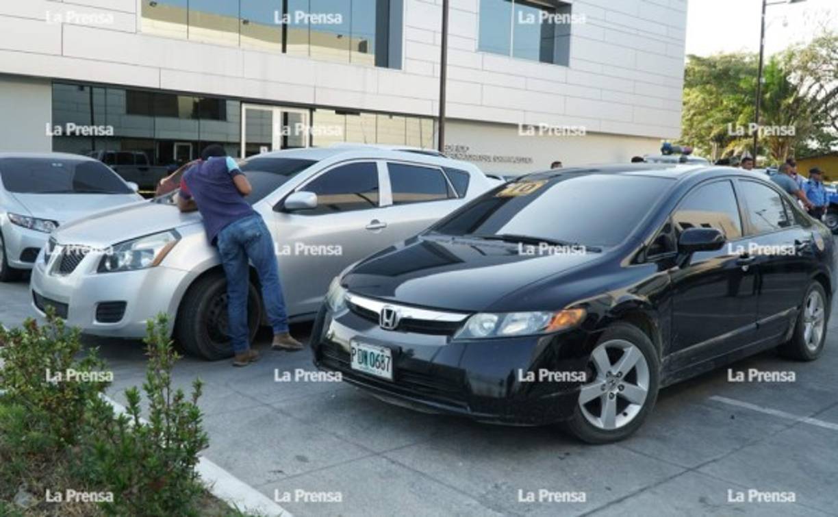 Dos carros fueron decomisados por las autoridades.
