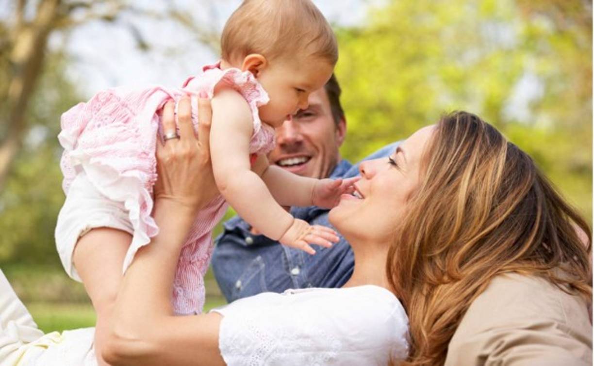 Poner a tus hijos antes que a tu cónyuge: tu compañero tiene que estar siempre primero. Esto no solo ayudará a crear cimientos sólidos para el matrimonio, sino que también le dará a tus hijos el mejor ejemplo de seguridad.