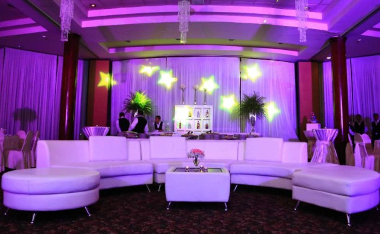 Una modernísima sala para la juventud tenía como fondo un ecléctico y surtido bar.