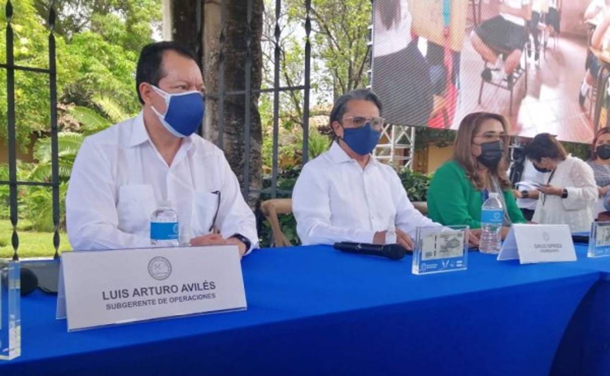 En el reverso del billete se ilustra dos guacamayas rojas, ave nacional de Honduras, sobrevolando la Biosfera del Río Plátano, patrimonio de la humanidad.