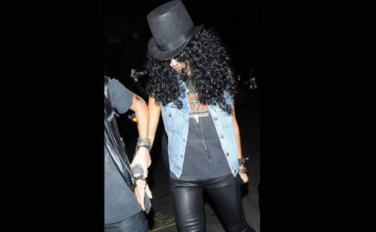 Jessica Alba: La actriz se caracterizó como Slash, exguitarrista de Guns N' Roses, para la fiesta que ofreció Kate Hudson en Los Ángeles.