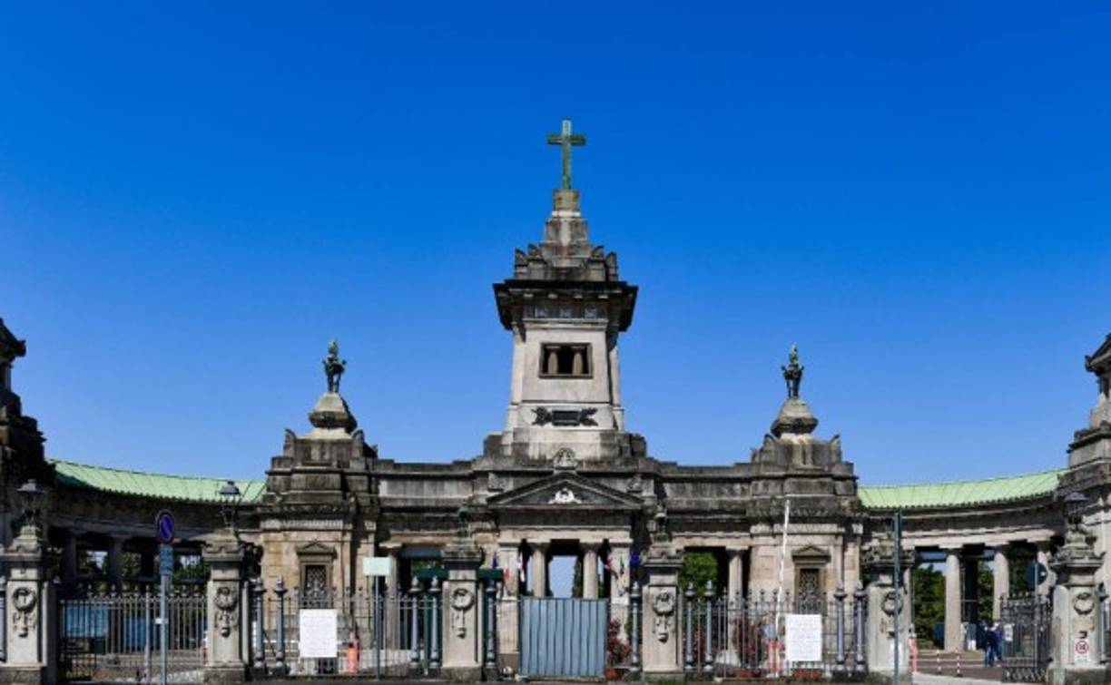 Una pequeña cruz blanca con el nombre del fallecido y la fecha de nacimiento y muerte marcan el lugar del enterramiento.