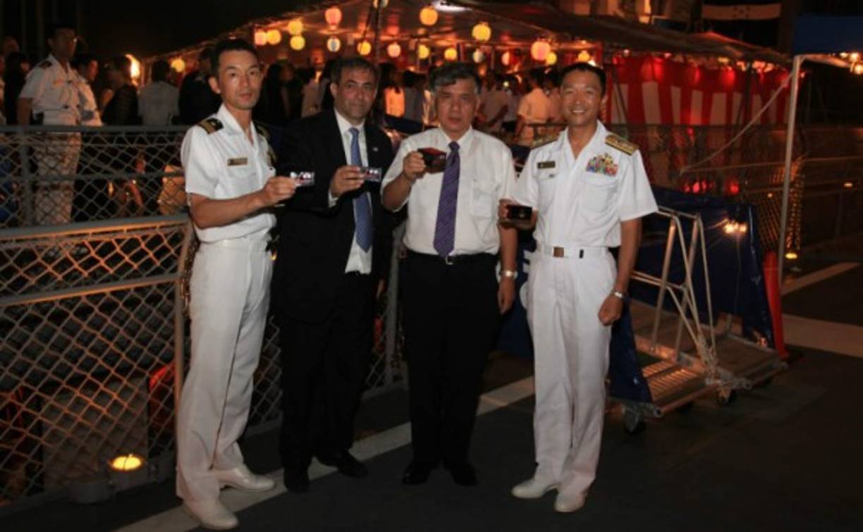 Seiichi Koakutsu, Karim Qubaim, Kenji Okada y Kasuki Nakahata brindaron con sake en la celebración.