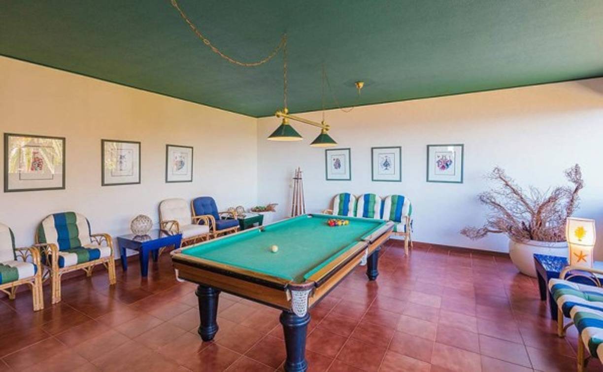 La casa no tiene espacio para el aburrimiento. Esta sala de juegos tiene hasta una mesa de billar incluída.