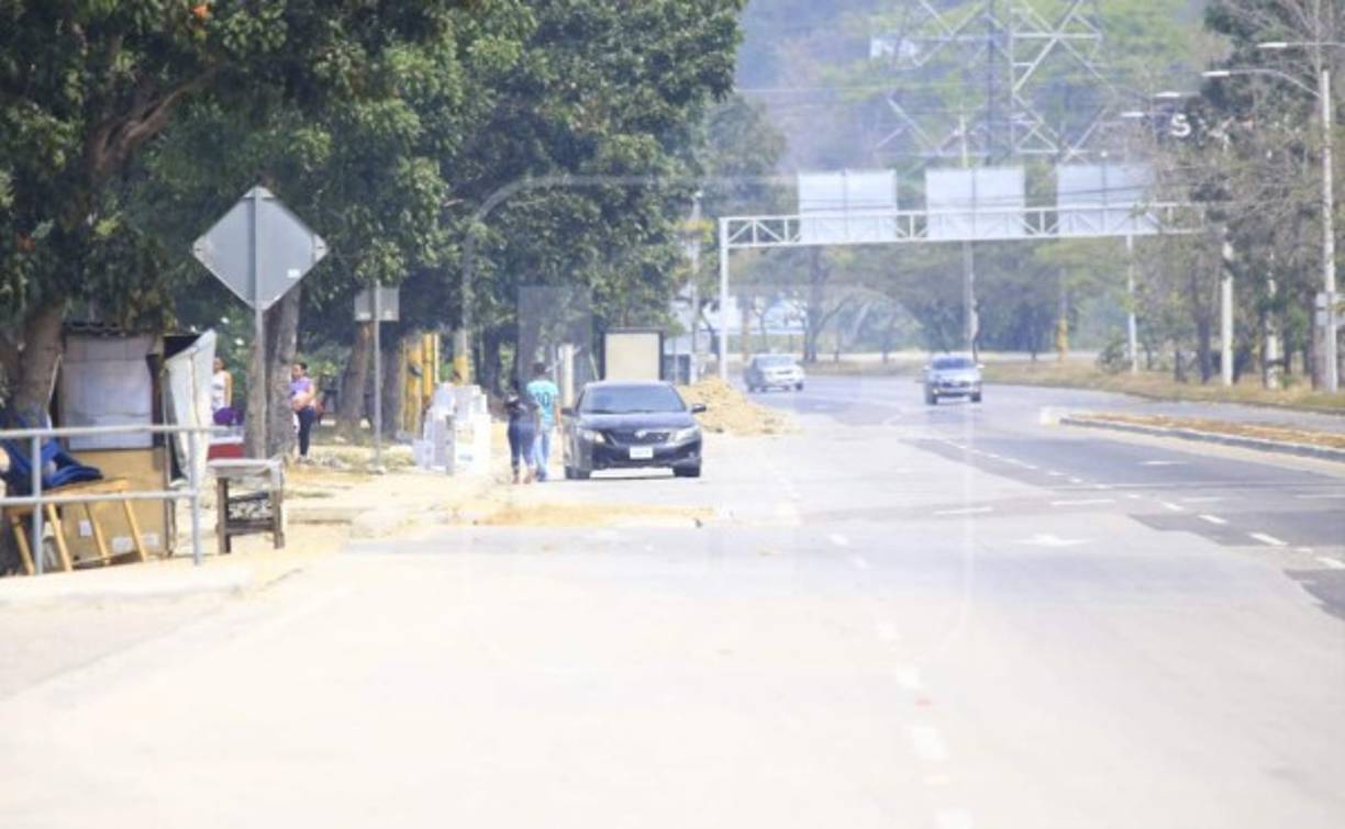 Pese a las restricciones antes mencionadas, esta mañana en el bulevar del este de San Pedro Sula se observó la presencia de varios conductores de vehículos, quienes dijeron no estar informados de la situación.