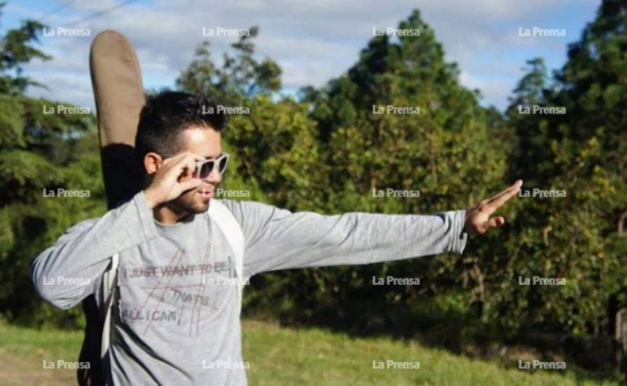 A Roberth le encantaba ejecutar la guitarra, era sin duda otra de sus pasiones.