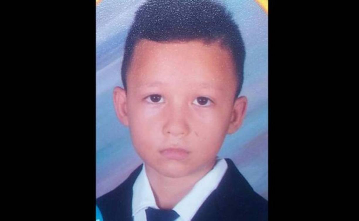 Un niño de seis años falleció al ser atropellado por un camión repartidor de agua purificada en una de las calles de la colonia Reyes Caballero de San Manuel, Cortés. El pequeño que murió fue identificado por sus parientes como Antony Yafet Rodríguez Carpio. Las autoridades policiales informaron que el accidente fue a eso de las 10:00 am. A esa hora el niño andaba en su bicicleta y el camión venía retrocediendo.