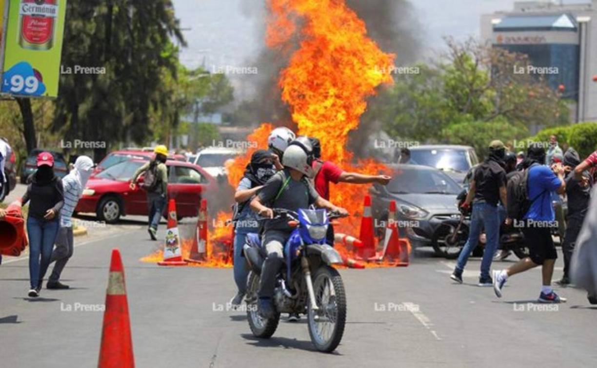 Maestros, estudiantes y empleados de hospitales públicos hondureños retomaron este martes 30 de abril el segundo día de protestas en rechazo a dos decretos que buscaban reestructurar las Secretarías de Educación y Salud. El presidente del Congreso, Mauricio Oliva, prometió desistir de las reformas que desataron el caos en varias ciudades del país.