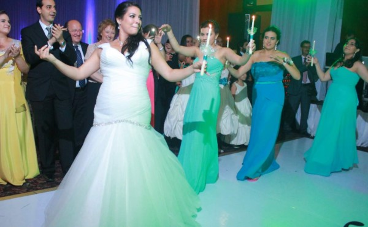 El baile de las velas, tradición árabe en las bodas, fue a la medianoche.