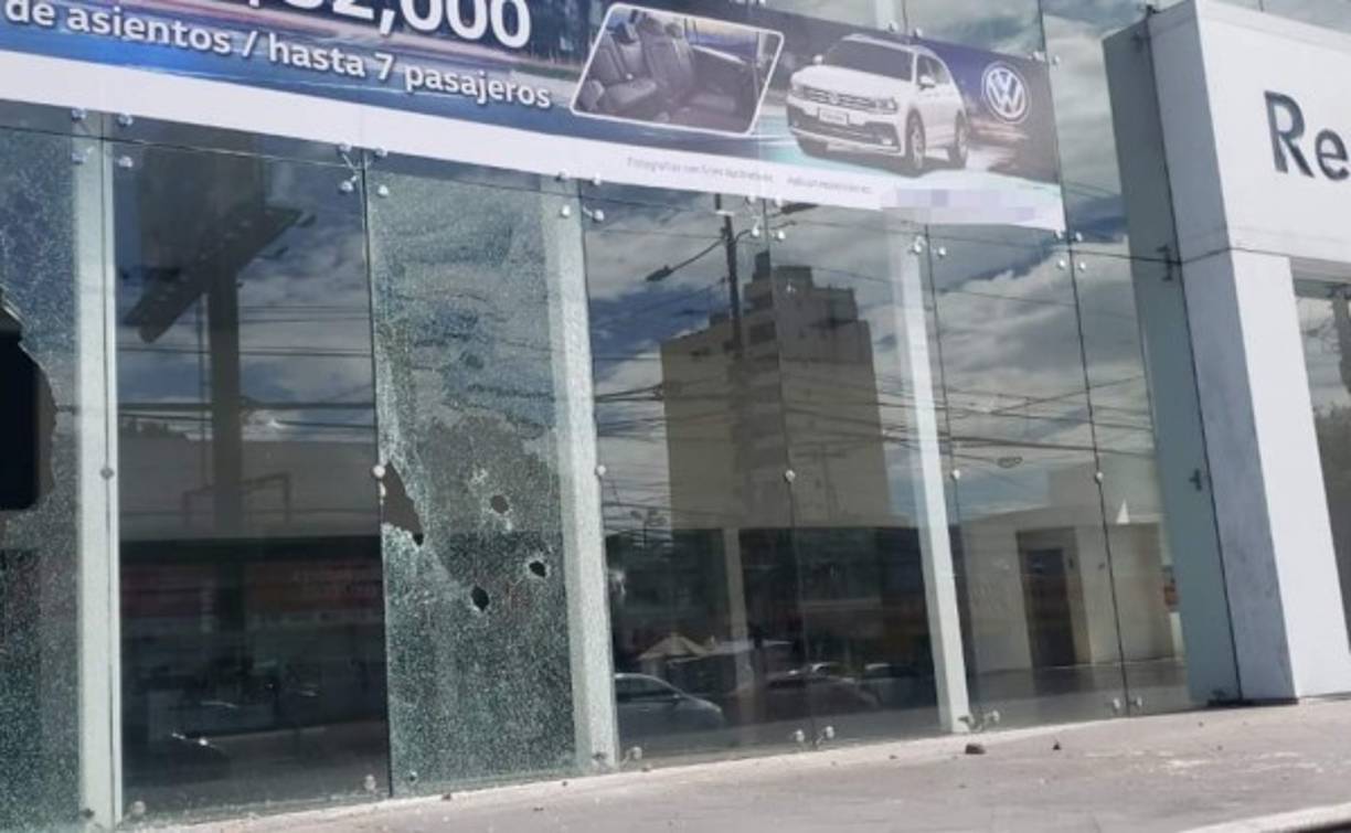 Varios edificios de venta de vehículos en la capital terminaron con sus vidrios destruídos por las piedras que lanzaron vándalos que se infiltraron en las protestas.