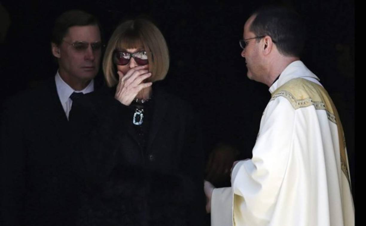 La editora jefa de la edición americana de la revista Vogue, Anna Wintour (d), sale de la iglesia de San Ignacio de Loyola en Park Avenue en Nueva York, Estados Unidos.