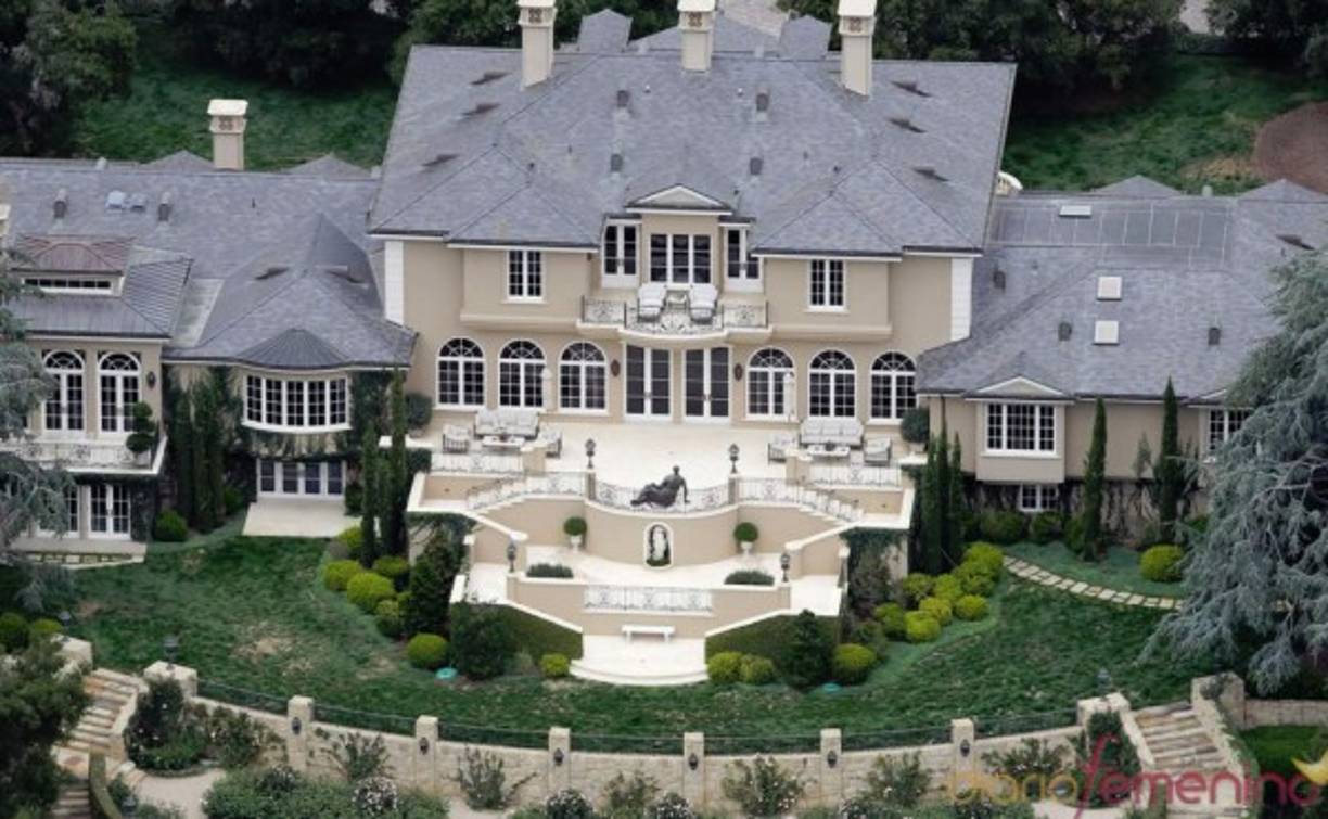 Dicen que cuando Oprah vio la semejante mansión se enamoró de ella e hizo lo imposible por conseguirla. Este caserón tiene una fluencia francesa con ese toque colonial, la verdad que parece un castillo Medieval.