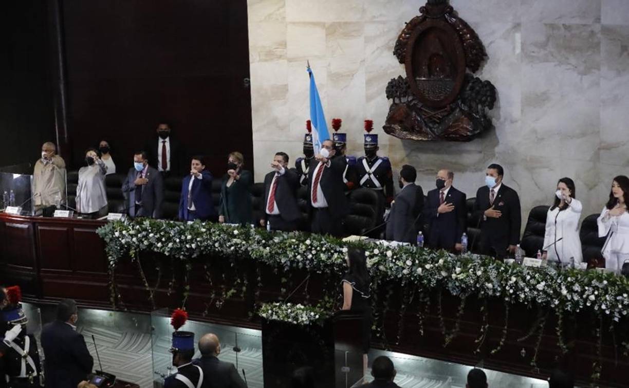 El nuevo Parlamento fue instalado en medio de una crisis política por la elección de dos juntas directivas en propiedad, sin que se vea una salida por el momento.