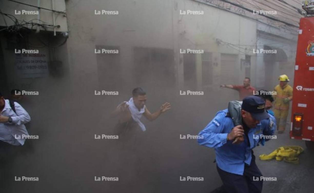Cuerpo de Bomberos, policías y Cruz Roja se desplazaron tras ser alertados del incendio.