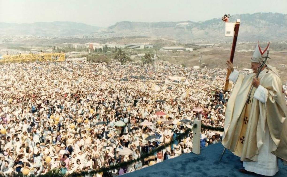 Tras el recorrido por el papamóvil y visitó a la Basílica de Suyapa. Como un peregrino más, Juan Pablo II fue a los pies de la morenita de Suyapa, y recordó que el nombre de Suyapa tiene sabor a dulzura, sabor a misericordia.