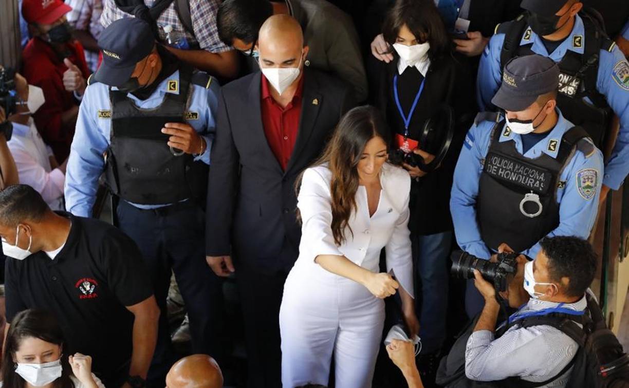 Redondo anunció la instalación de una “mesa anticorrupción” para revisar varias leyes y adelantó que se trabaja en una normativa especial para tipificar la reelección presidencial como “un delito de traición a la patria”, por lo que los diputados presentes en la sesión se pusieron de pie y gritaban “sí se pudo”.