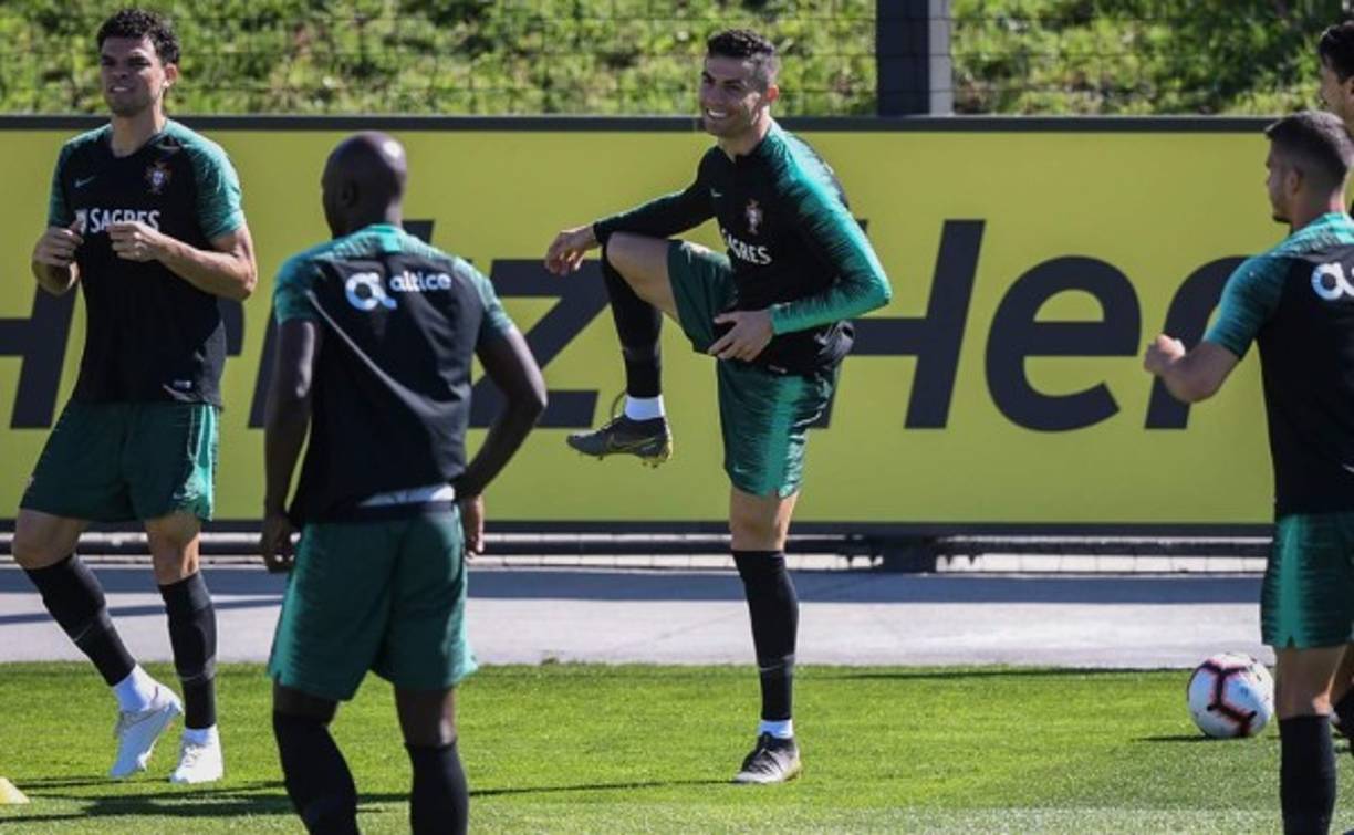 Tras una ausencia de nueve meses, Cristiano Ronaldo entrenó con la selección portuguesa por la primera vez desde el Mundial 2018, este martes en el centro de preparación de la Federación Portuguesa, cerca de Lisboa.<br/>