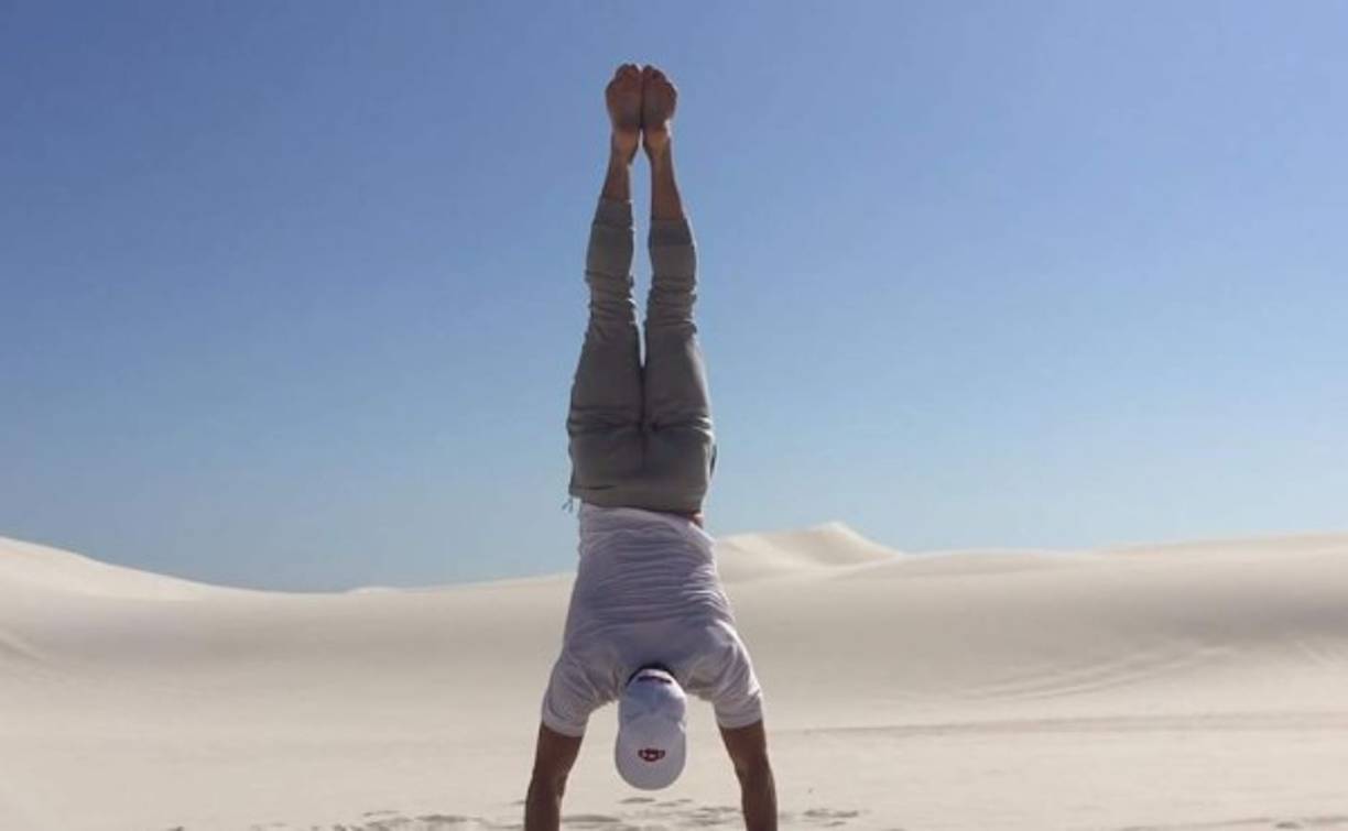 William Levy hasta hizo ejercicios de yoga en la arena.