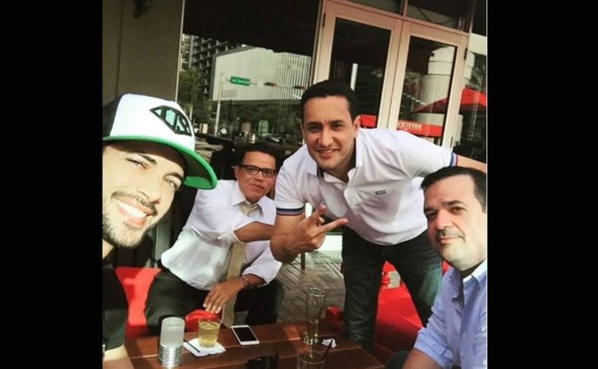 William Levy es un galán de telenovelas. Es originario de Cuba, ha triunfado en México. Actualmente graba su más reciente película en Sudáfrica. En esta foto, en compañía de Yankel Rosenthal en Miami, quien dos meses después fue detenido.
