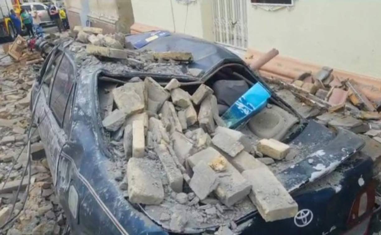 Afortunadamente solo una persona resultó herida. En cambio los carros resultaron con fuertes daños.