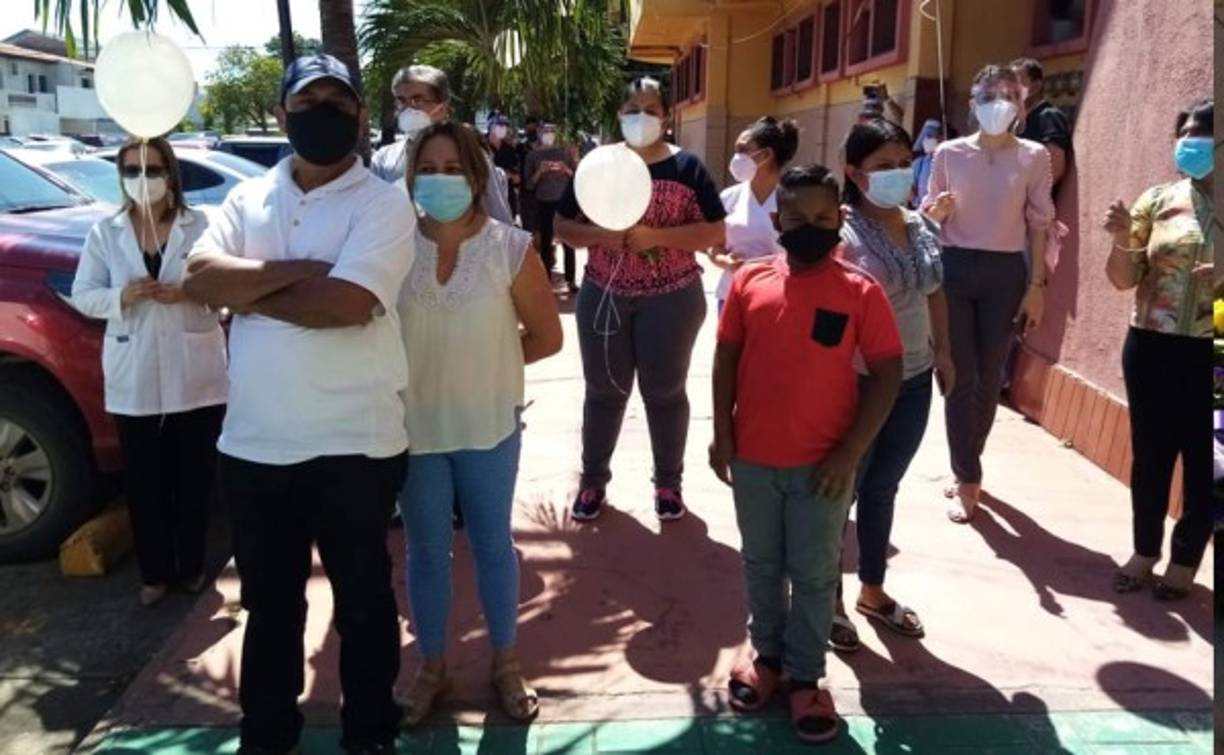 Sampedranos no dudaron en acompañar durante la despedida del doctor Cándido. En la imagen aparecen con golobos blancos.