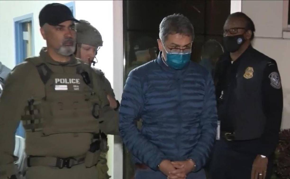 Y es que la exprimera dama y esposa de Hernández, Ana García Carías, publicó un informe de la abogada Enma Greenwood, quien fue designada por el juez Kevin Castel para revisar, junto a la defensa de Hernández, documentos clasificados de agencias estadounidenses que demostrarían la inocencia del expresidente, según sus abogados. 