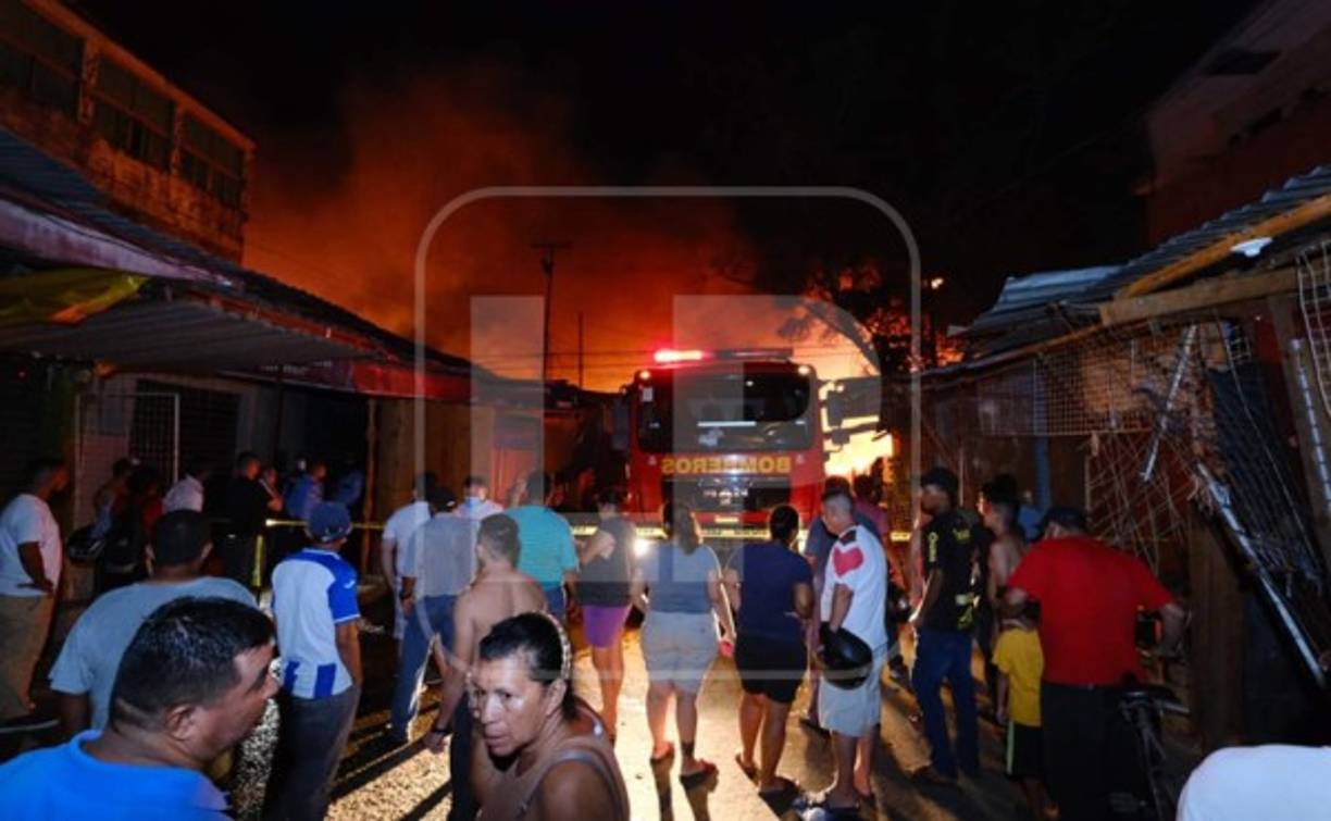 Imagen del momento de zozobra que vivían anoche a raíz del incendio.