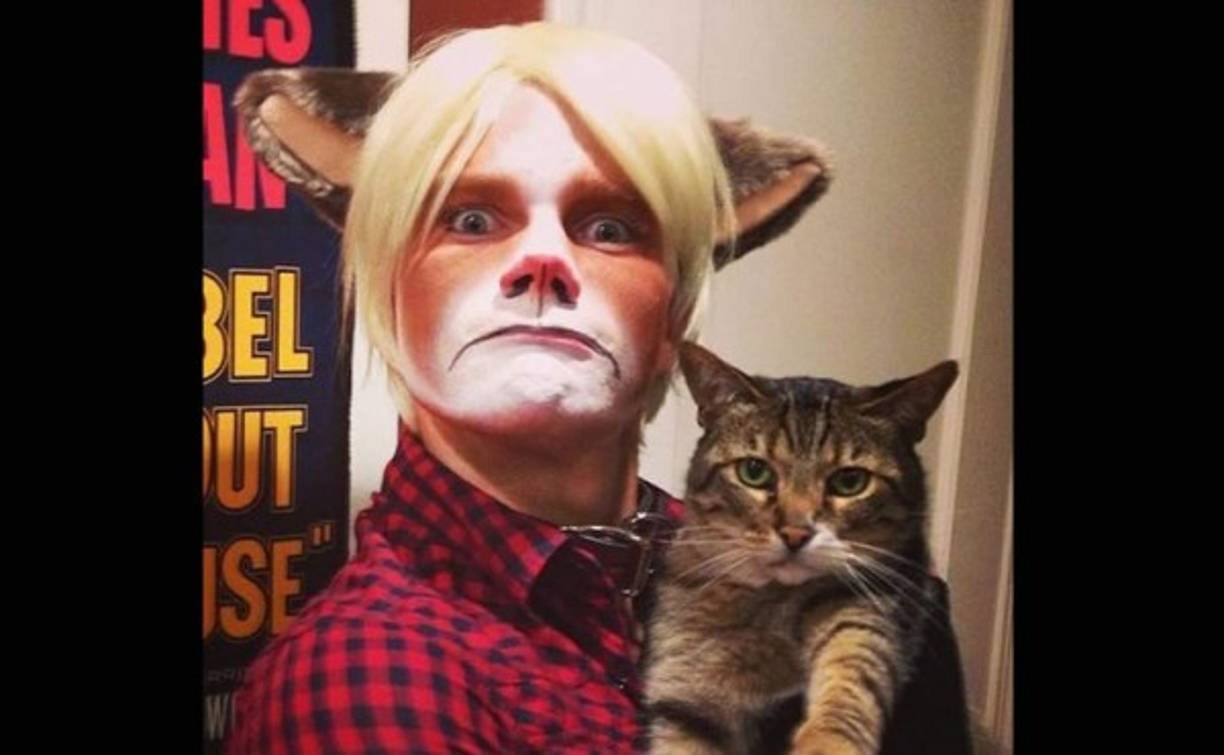 Chris Colfer, cantante y actor de la serie de Glee posó así de chistoso en sus redes sociales junto a un gatito.