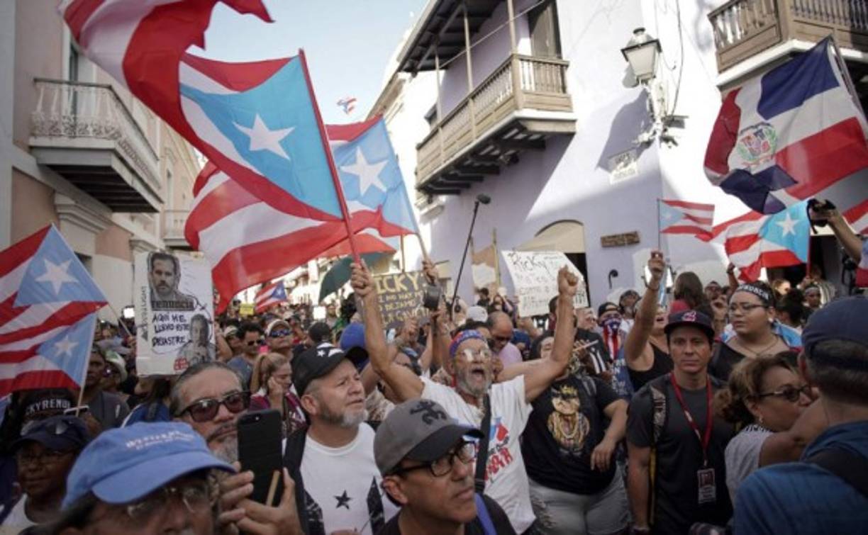 El gobernador de este territorio estadounidense en el Caribe enfrentó casi dos semanas de protestas y pedidos de renuncia tras la divulgación del chat donde él y otros 11 hombres de su entorno compartían mensajes considerados ofensivos hacia periodistas, funcionarios, mujeres, gays y víctimas del huracán de 2017.